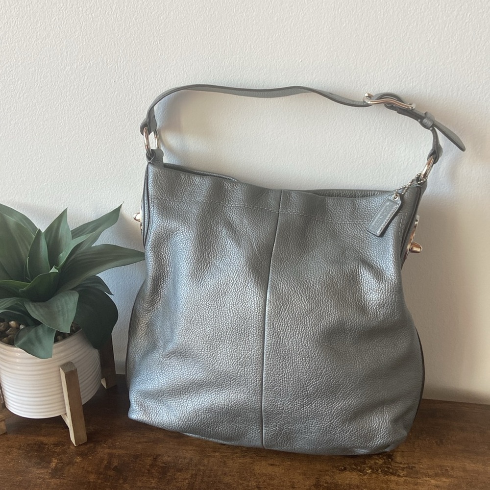 EUC Coach Pebbled Leather Shoulder Bag - Picture 2 of 16